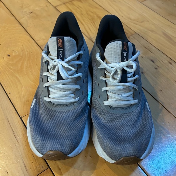 Nike shoes size 10 1/2 - Picture 1 of 4
